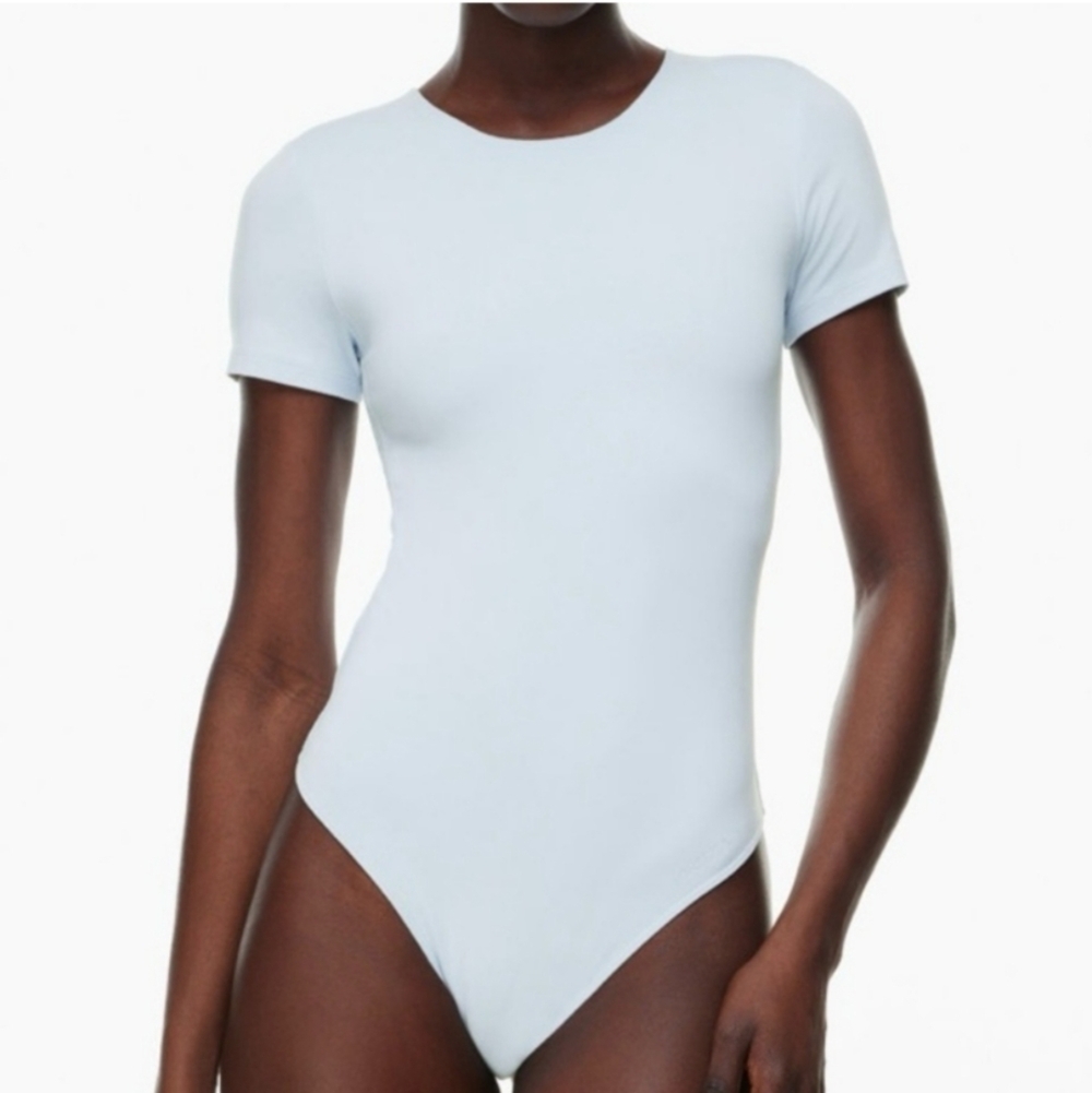Aritzia Babaton Contour Crew Shortsleeve Bodysuit pastel blue small T4